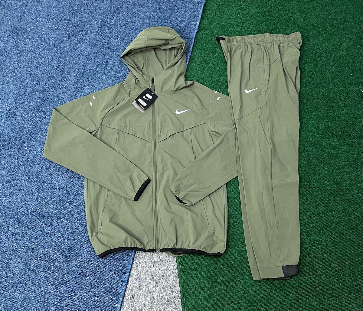 Nike Men's Windbreaker Tracksuit Set – Lightweight Hooded Jacket & Joggers Two-Piece Activewear