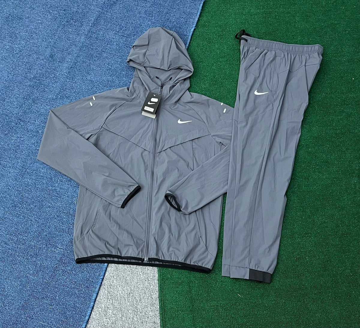 Nike Men's Windbreaker Tracksuit Set – Lightweight Hooded Jacket & Joggers Two-Piece Activewear