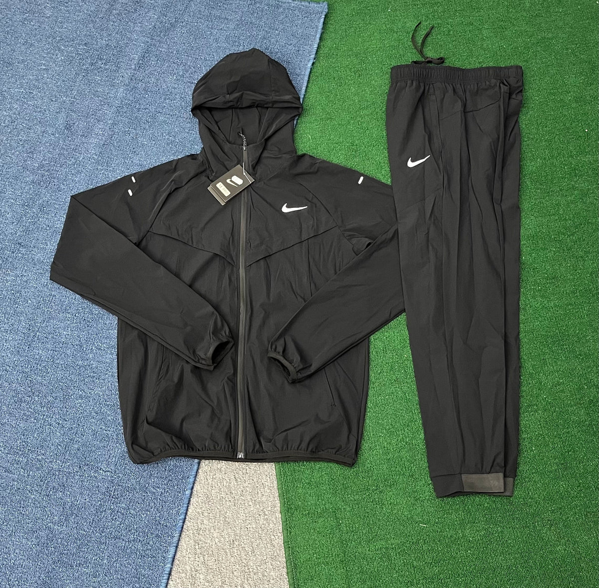 Nike Men's Windbreaker Tracksuit Set – Lightweight Hooded Jacket & Joggers Two-Piece Activewear